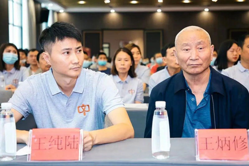 厚道文中，捧起“貴州優秀企業家”大獎